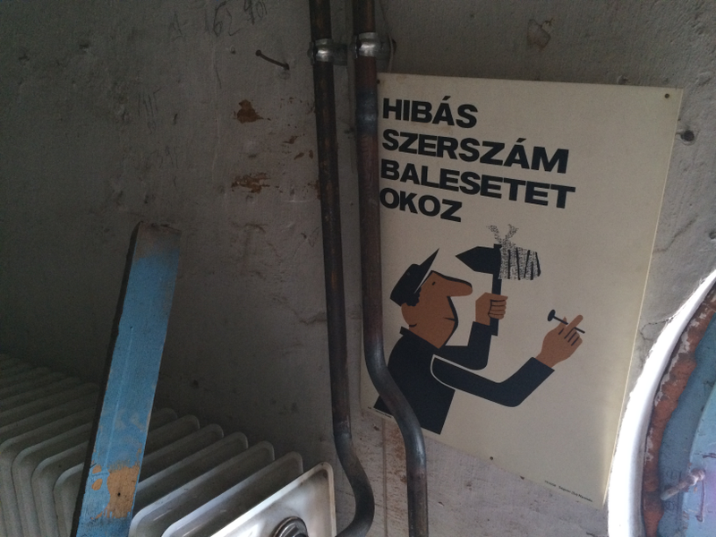 Illustration for article titled Nem is Deutsch hozta a pompomlányokat a titkos fakunyhóba